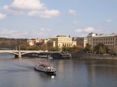 Güzel Prag'da Vltava Nehri, büyük Charles Bridge ile göster