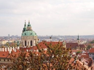 Eski Kalesi: Prag Strana'da görünümü St Nicholas Kilisesi