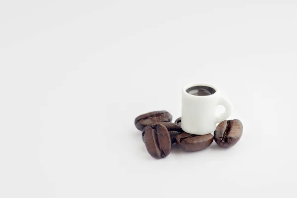Close Uma Pequena Xícara Branca Sobre Grãos Café — Fotografia de Stock