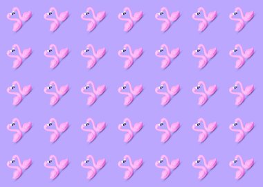 Mor bir arka planda yüzen sevimli pembe bir flamingo çiftten oluşan, modaya uygun, pürüzsüz bir yaz modeli. Yazın popüler kuş sembolü. Rahatlatıcı ve soğuk yaz atmosferi konsepti.