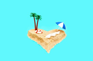 Palmiye ağaçları, güneş şemsiyesi, bir can simidi ve açık mavi arka planda okyanusu taklit eden deniz kabukları olan kalp şeklinde minyatür bir oyuncak ada. Romantik tropikal tatil konsepti.