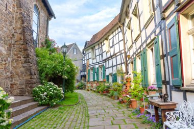 Hattingen 'de geleneksel yarı keresteli evler ve canlı saksılarla dolu tuhaf bir patika..