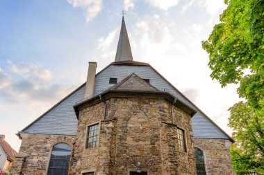 Almanya, Hattingen 'deki büyüleyici taş kilise yapısı alacakaranlık gökyüzüne karşı önemli bir çan kulesine ev sahipliği yapıyor..