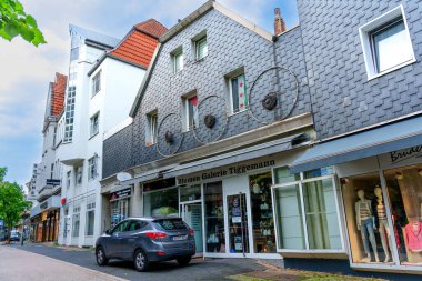 Hattingen, Almanya - 14 Haziran 2025: Hattingen 'deki sanat galerisi cephesi, modern bir şehir atmosferi ve canlı sokak yaşamını gözler önüne seriyor..