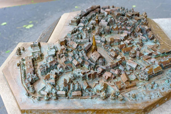 Hattingen, Almanya - 14 Haziran 2025: Almanya 'nın Hattingen kentinin tarihi mimarisi ve yerleşimini gösteren bronz model, karmaşık bina ve caddeleri minyatür bir biçimde sergiliyor.