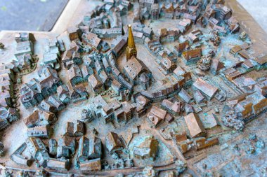 Hattingen, Almanya - 14 Haziran 2025: Hattingen 'in ayrıntılı bronz yardım haritası, binaların ve sokakların karmaşık düzenini vurguluyor.