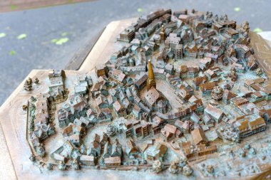 Hattingen, Almanya - 14 Haziran 2025: Hattingen, Almanya 'nın tarihi yapısını gösteren karmaşık bronz yardım haritası, binaların ve sokakların altını çiziyor.