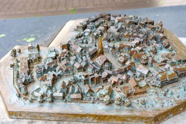 Hattingen, Almanya - 14 Haziran 2025: Almanya 'nın tarihi Hattingen kentini tasvir eden karmaşık bronz model, binalar, sokaklar ve merkezi bir kule.