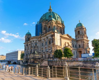 Berlin, Almanya - 17 Ağustos 2025: Berlin Katedrali 'nin çarpıcı mimari manzarası detaylı cephe ve bereketli çevresiyle, açık mavi bir gökyüzü altında nehre yansıyor.