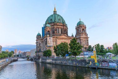 Berlin, Almanya - 17 Ağustos 2025: Berlin Katedrali 'nin mimari görünümü, akşam boyunca Spree Nehri' nin yanında kubbelerini ve ayrıntılı cephelerini sergiliyor.
