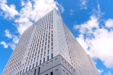 Berlin, Almanya - 17 Ağustos 2025: Berlin 'deki Charite Hastanesi' nin çağdaş cephesi, parlak mavi gökyüzü altında geometrik desenler ve büyük pencereler.