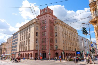 Berlin, Almanya - 17 Ağustos 2025: Berlin 'deki Chausseehof binasının mimari görüşü, çarpıcı bir tasarım ve parçalı bulutlu bir gökyüzü altında canlı kentsel ortam.