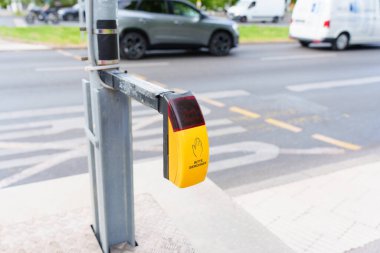 Berlin, Almanya - 20 Ağustos 2025: Yaya geçidinin yakın görüntüsü ve Berlin 'de bir kaldırımda sinyal.