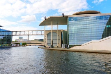 Berlin, Almanya - 20 Ağustos 2025: Berlin 'deki Spree Nehri kıyısındaki Marie-Elisabeth-Lueders-Haus mimari görüşü, gösterişli, modern hatlar ve su üzerindeki yansımaları.