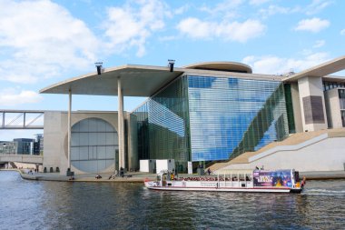 Berlin, Almanya - 20 Ağustos 2025: Spree Nehri üzerinde tekne turlarıyla Marie-Elisabeth-Lueders-Haus 'un modern mimari yapısı.