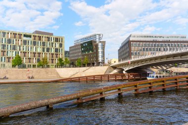 Berlin, Almanya - 20 Ağustos 2025: Berlin 'deki Veliaht Prens Köprüsü' nün manzarası, BMW Stiftung Herbert Quandt ve nehir kıyısı boyunca uzanan modern federal binalar.