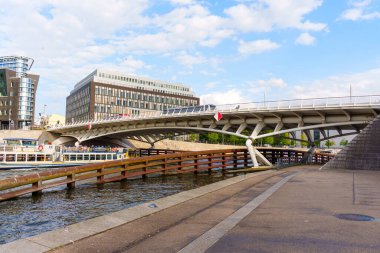 Berlin, Almanya - 20 Ağustos 2025: Veliaht Prens Köprüsü, BMW Stiftung Herbert Quandt ve modern federal binaların bitişiğindeki Spree Nehri 'nin üzerine uzanır..