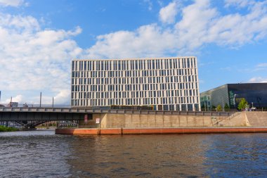 Berlin, Almanya - 20 Ağustos 2025: Berlin 'deki HumboldthafenEins ofis binasının çağdaş mimari tasarımı, büyük pencereler ve temiz hatlar sergilenmektedir..