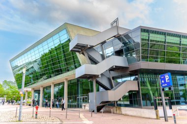 Darmstadt, Almanya - 5 Haziran 2025: Darmstadtium Bilim ve Kongre Merkezi 'nin mimari detayları, cam cephe, merdiven ve modern tasarım kentsel bir ortamda yer almaktadır..