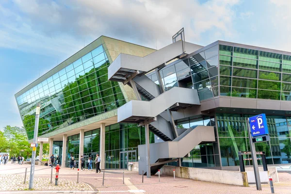 Darmstadt, Almanya - 5 Haziran 2025: Darmstadtium Bilim ve Kongre Merkezi 'nin mimari detayları, cam cephe, merdiven ve modern tasarım kentsel bir ortamda yer almaktadır..