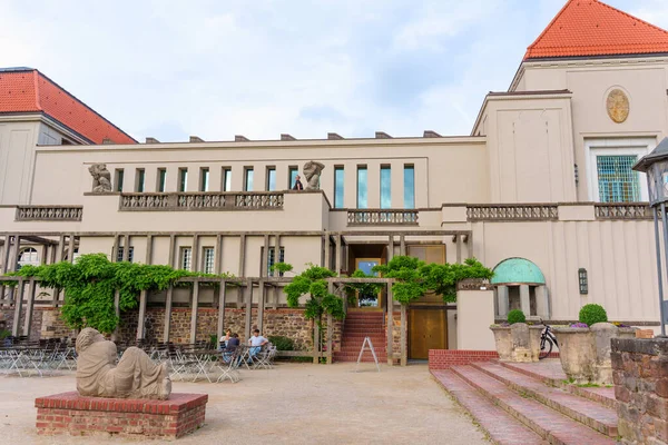 Darmstadt, Almanya - 5 Haziran 2025: Darmstadt 'taki Mathildenhoehe binasının çevresindeki heykel ve teras oturma yerleriyle zarif mimari detayları, sakin bir atmosferi yakalamak.