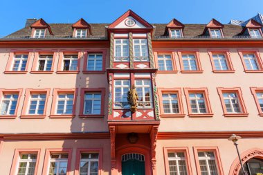 Mainz, Almanya - 19 Haziran 2025: Roma Kralı 'nın Mainz' deki sarayının mimari detayları, canlı pembe cephesini, dekoratif unsurlarını ve tarihsel önemini gözler önüne seriyor..