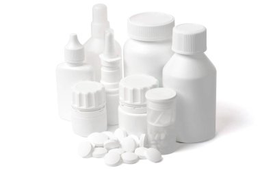 Birden çok beyaz temiz tıbbi şişe ve beyaz bir sürü hap atış studio ışığı ile beyaz arka plan üzerinde yuvarlak