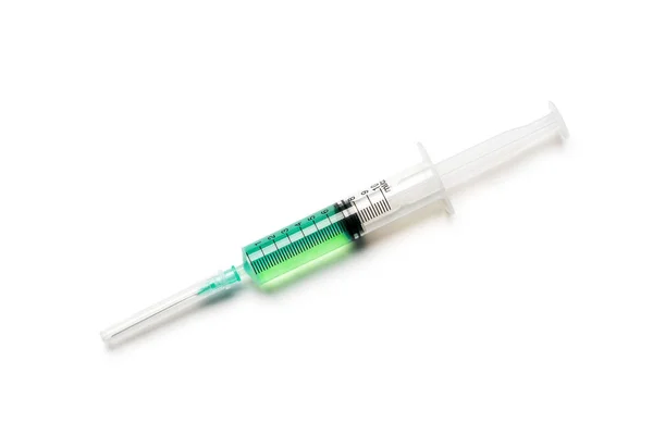 Beyaz arka plan üzerinde parlak yeşil sıvı ile büyük 10 ml plastik şırınga ile stüdyo ışık yukarıdan vurdu