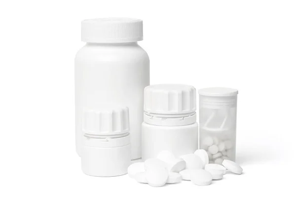 複数の白いきれいな医療ボトルと白のスタック ラウンドの丸薬は白背景スタジオ ライトで撮影で — ストック写真