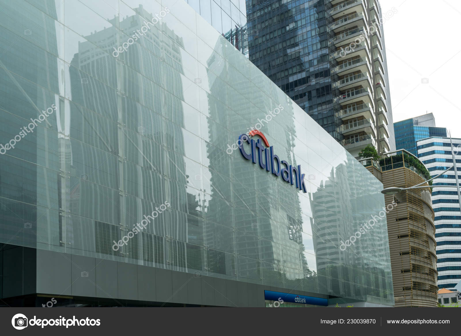 新加坡2017年9月16日花旗银行在新加坡中央商务区办公楼内签字白天没有人自然采光—— 库存社论照片© annaanisimova #230039870