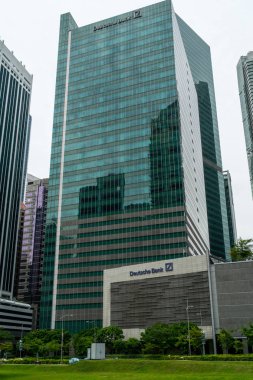 Singapur - 16 Eylül 2017: bir ofis binası merkezi iş bölgesi Singapur Deutsche Bank logosu ile doğal ışık, hiçbir insan ile gündüz