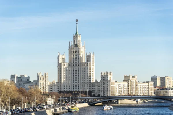 Moskova, Rusya - 13 Kasım 2018: Görünüm Kotelnicheskaya Emba üzerinde