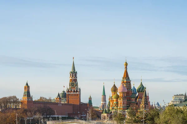 Moskova, Rusya - 13 Kasım 2018: Görünümü Aziz Basil Katedrali ve Kızıl Meydan Zaryadye parkındaki gözlem güverteden işçinin kule