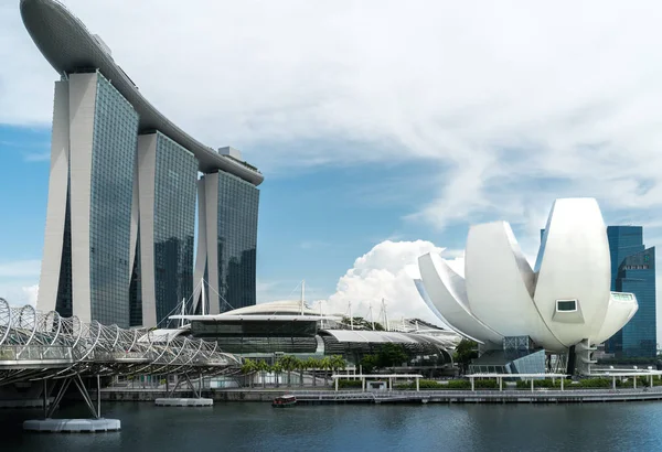 Singapur - 6 Haziran 2017: Marina Bay Sands lüks otel, Shoppes Alışveriş Merkezi, sarmal Köprüsü ve Marina Bay doğal ışık, dolgu üzerinde birkaç kişi ile müzede Artscience gündüz