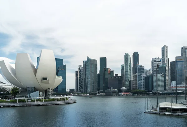 Singapur - 6 Haziran 2017: Artscience müzede Marina Bay ve merkezi iş bölgesi (Cbd) manzarası doğal ışık, dolgu üzerinde birkaç kişi ile gündüz