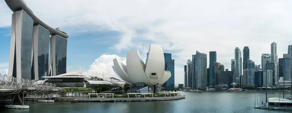 Singapur - 6 Haziran 2017: Panoramik Marina Bay Sands hotel, Shoppes Alışveriş Merkezi, sarmal köprü ve Artscience Müzesi ve Cbd manzarası az insan doğal ışık, dolgu üzerinde gündüz