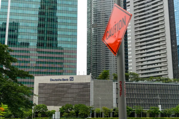 Singapur - 16 Eylül 2017: yol işaret Deutsche Bank yanında işaret içinde ofis binası merkezi iş bölgesi Singapur içinde hiçbir insan doğal ışık ile dikkat gündüz