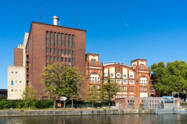 Berlin, Almanya - 30 Eylül 2018: Görünümü üzerinde Charlottenburg enerji santrali (Kraftwerk Charlottenburg) nehrin yanında duran insanlar bir çift ile ters tarafındaki