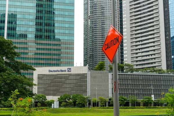 Singapur - 16 Eylül 2017: yol işaret Deutsche Bank yanında işaret içinde ofis binası merkezi iş bölgesi Singapur içinde hiçbir insan doğal ışık ile dikkat gündüz