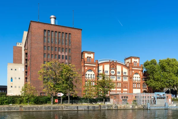 Berlin, Almanya - 30 Eylül 2018: Görünümü üzerinde Charlottenburg enerji santrali (Kraftwerk Charlottenburg) nehrin yanında duran insanlar bir çift ile ters tarafındaki