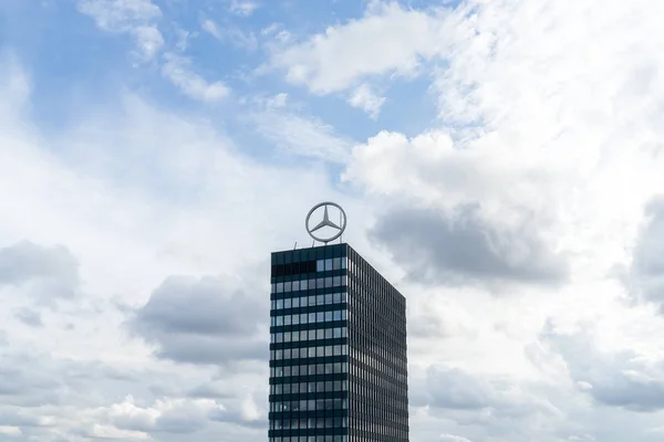Berlin, Almanya - 30 Eylül 2018: Görünüm üst kısmında çok üstünde dönen büyük bir Mercedes-Benz logosu ile Europa-merkezi ticari bina