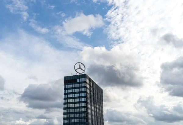 Berlin, Almanya - 30 Eylül 2018: Görünüm üst kısmında çok üstünde dönen büyük bir Mercedes-Benz logosu ile Europa-merkezi ticari bina