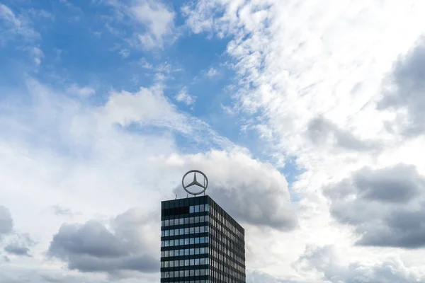 Berlin, Almanya - 30 Eylül 2018: Görünüm üst kısmında çok üstünde dönen büyük bir Mercedes-Benz logosu ile Europa-merkezi ticari bina