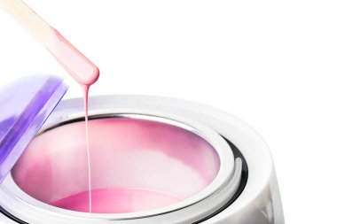 Yakın çekim sıcak pembe balmumu ve tahta bir spatula ile balmumu ısıtıcı