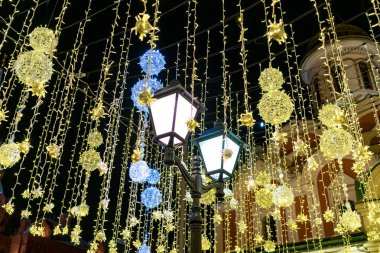 Moskova, Rusya - 16 Aralık 2018: Noel ve yeni yıl cadde süslemeleri Nikolskaya Caddesi üzerinde kış 