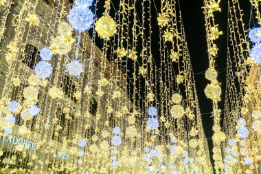 Moskova, Rusya - 16 Aralık 2018: Noel ve yeni yıl cadde süslemeleri Nikolskaya Caddesi üzerinde kış 