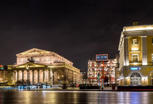 Moskova, Rusya - 5 Aralık 2018: Bolşoy Tiyatrosu ve Tsum mağaza Noel süslemeleri ile uzun pozlama vurdu gece görünüm