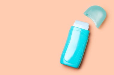 Açık deniz mavisi roll-on sıcak balmumu ısıtıcı turuncu zemin üzerine