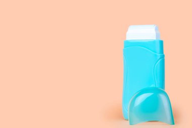 Açık deniz mavisi roll-on sıcak balmumu ısıtıcı turuncu zemin üzerine