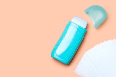 Açık deniz mavisi roll-on sıcak balmumu ısıtıcı ve kağıt şeritler turuncu zemin üzerine